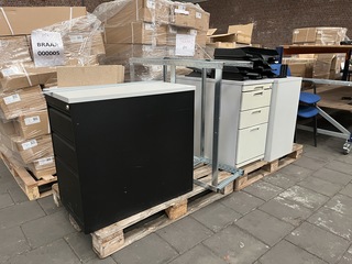 Partij diverse kantoorartikelen/-meubelen